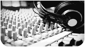 Mischpult mit aufliegendem Kopfh&ouml;rer